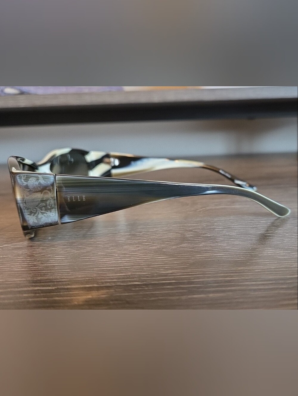 Vintage ELLE EL188888 Sunglasses - Picture 2 of 9